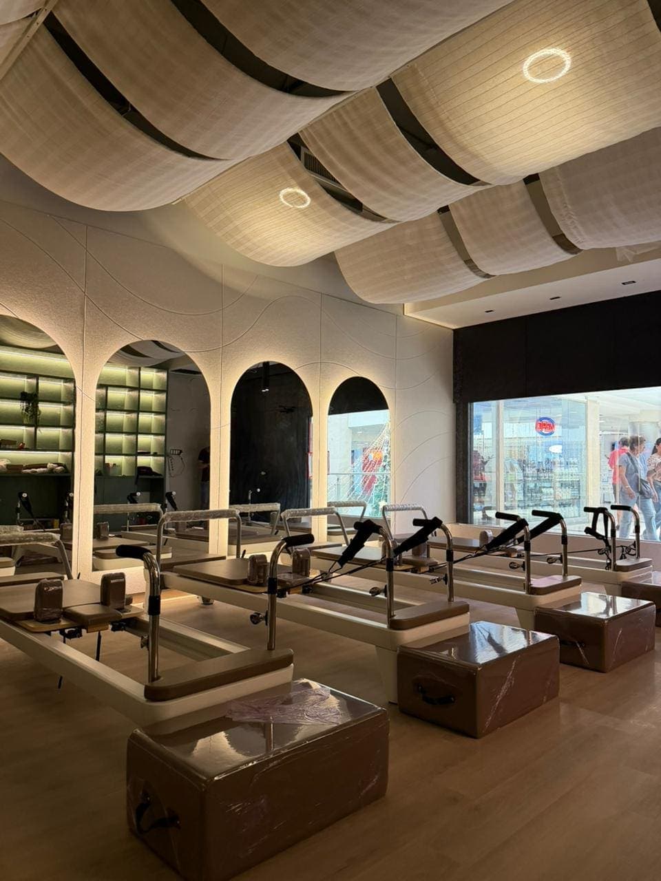 Interior del estudio Alineea Pilates en Mall Megapolis, Panamá